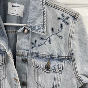 Old Navy Women's Denim Jacket Embroidered Floral Design Light Wash Casual